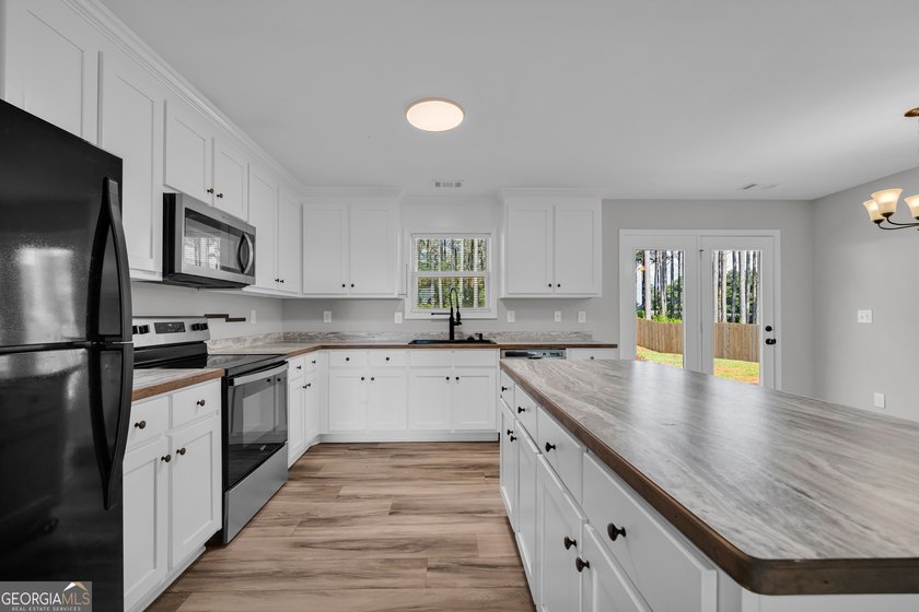 Welcome home to this thoughtfully designed ranch-style home - photo 12