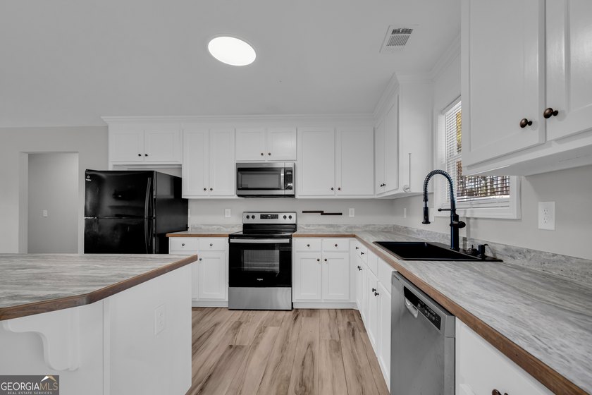Welcome home to this thoughtfully designed ranch-style home - photo 15