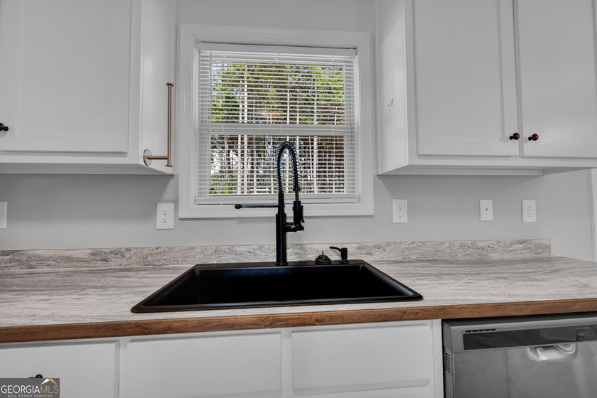 Welcome home to this thoughtfully designed ranch-style home - photo 16