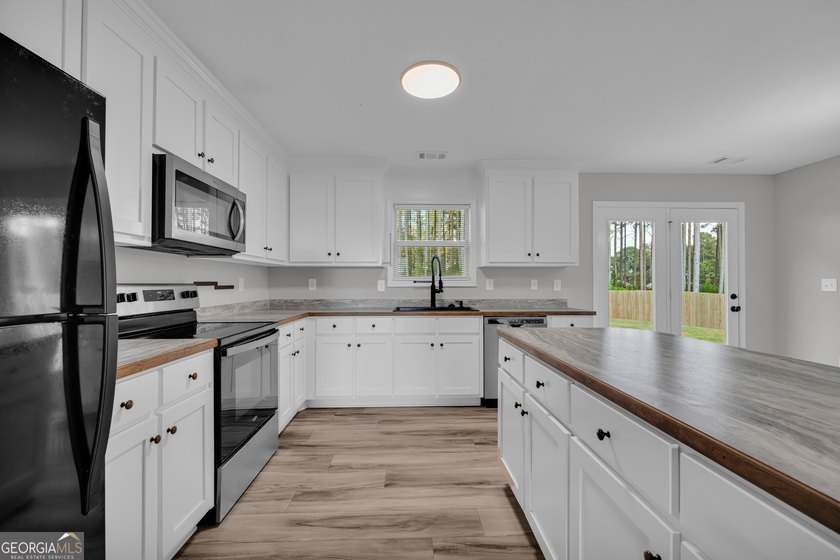 Welcome home to this thoughtfully designed ranch-style home - photo 18