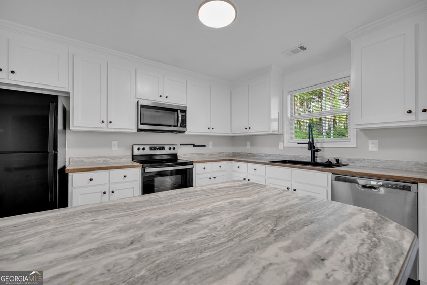 Welcome home to this thoughtfully designed ranch-style home - photo 19
