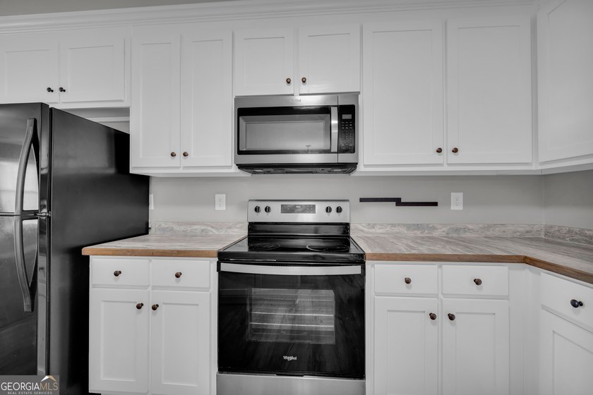 Welcome home to this thoughtfully designed ranch-style home - photo 20