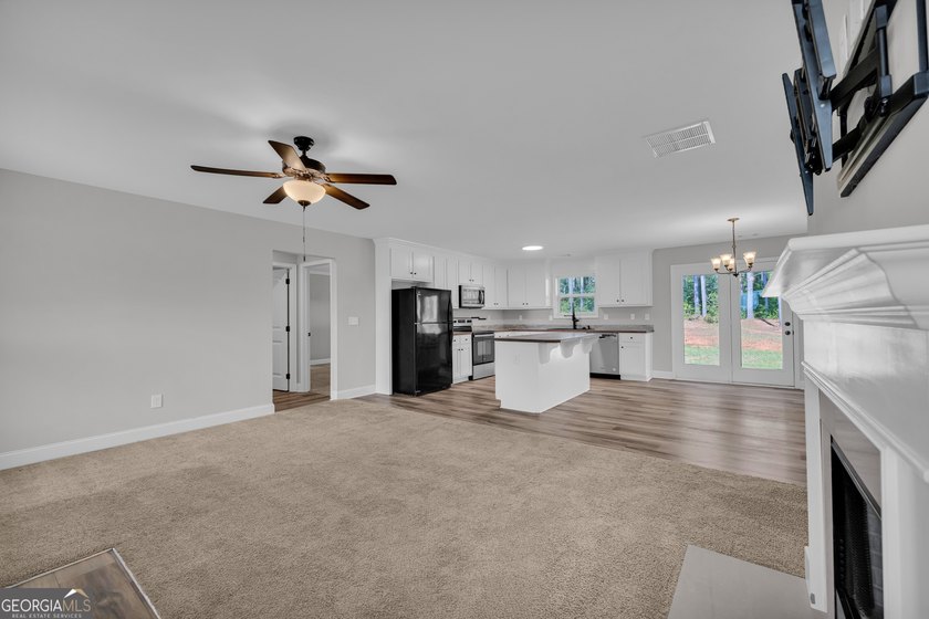 Welcome home to this thoughtfully designed ranch-style home - photo 23