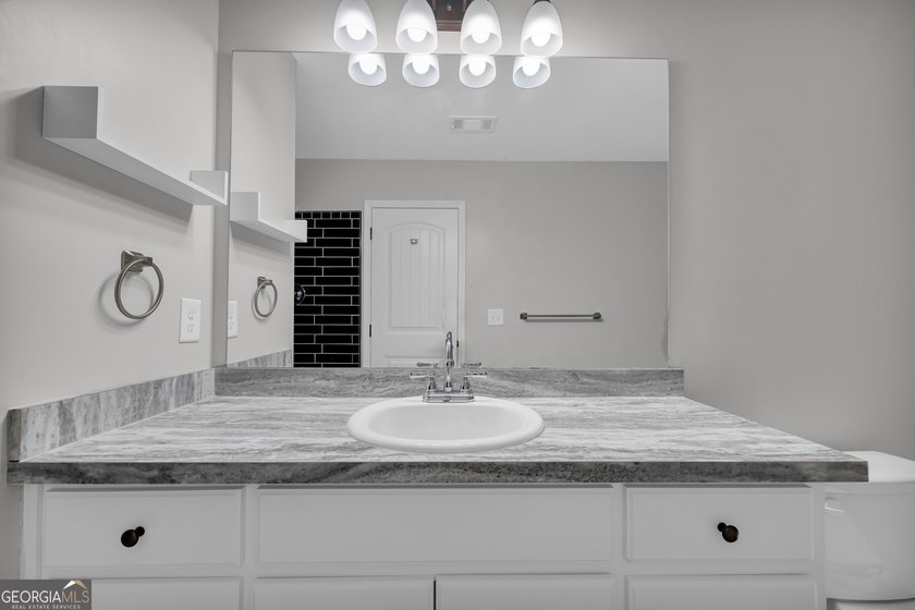 Welcome home to this thoughtfully designed ranch-style home - photo 28