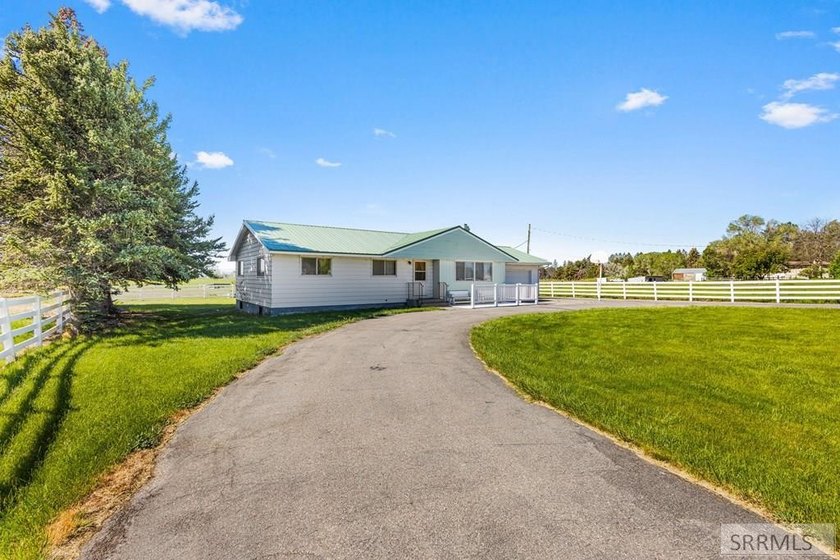Welcome to peaceful country living! This charming 3 bedroom, 2 - photo 2