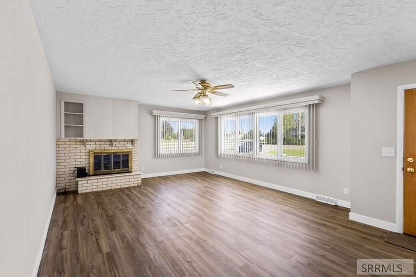 Welcome to peaceful country living! This charming 3 bedroom, 2 - photo 4