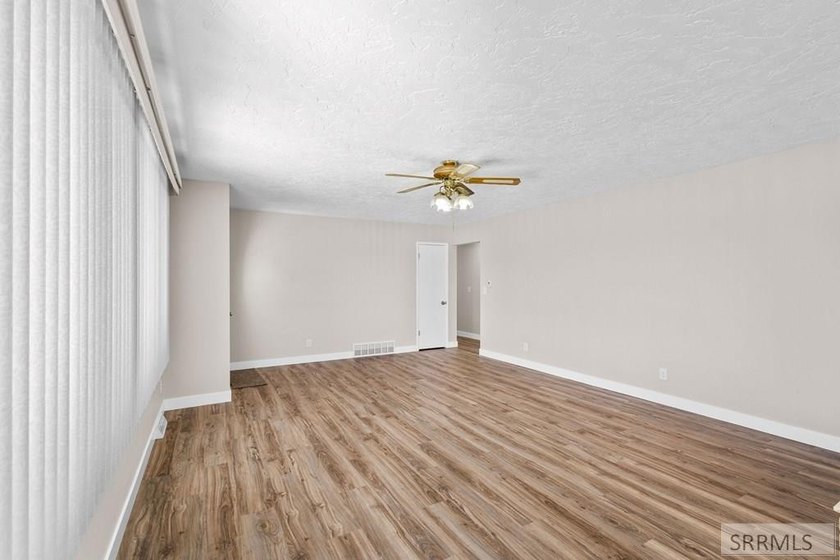 Welcome to peaceful country living! This charming 3 bedroom, 2 - photo 5