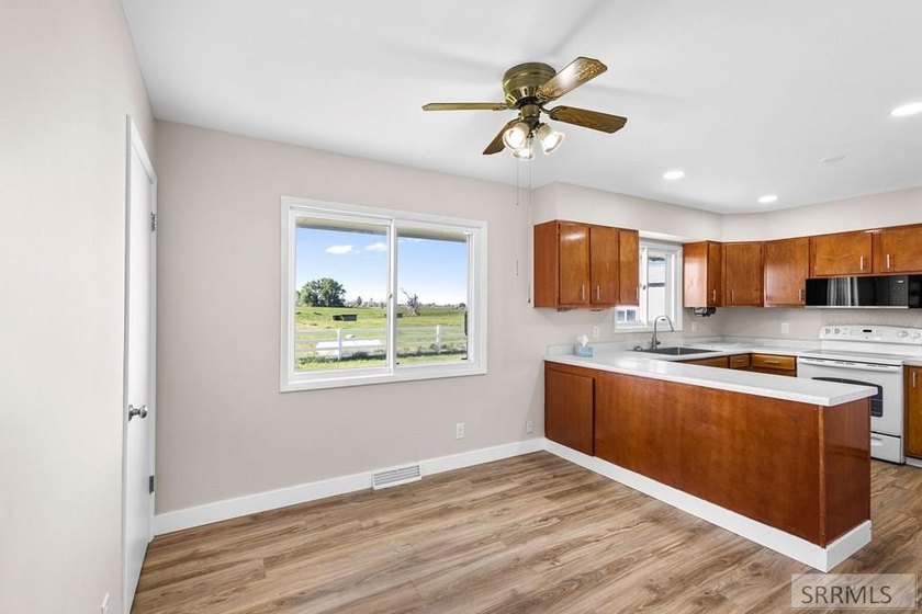 Welcome to peaceful country living! This charming 3 bedroom, 2 - photo 6