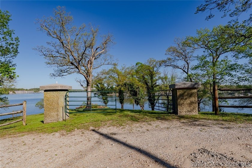 Extremely rare opportunity to acquire a lakefront point property - photo 7