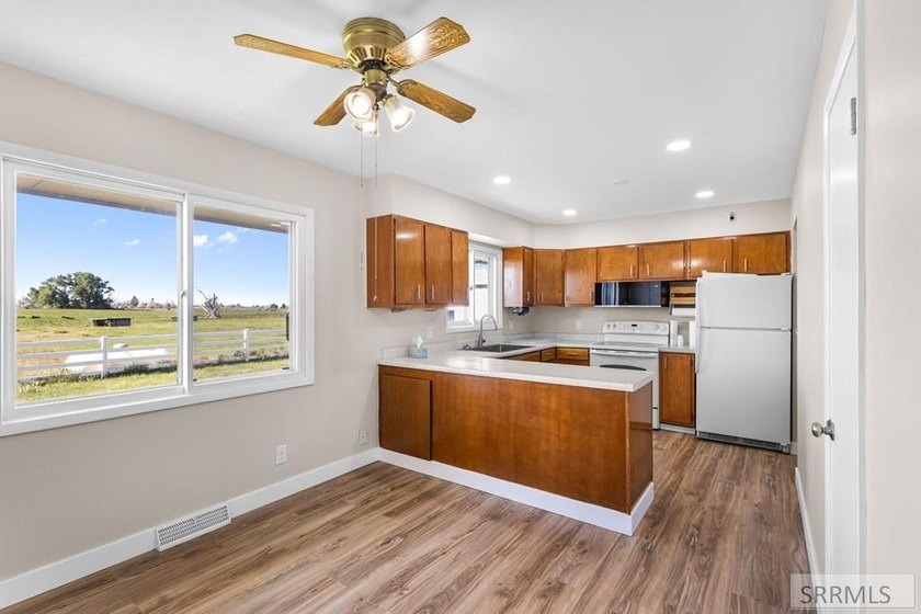 Welcome to peaceful country living! This charming 3 bedroom, 2 - photo 7