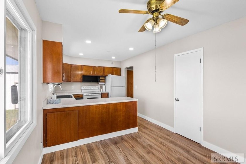 Welcome to peaceful country living! This charming 3 bedroom, 2 - photo 8