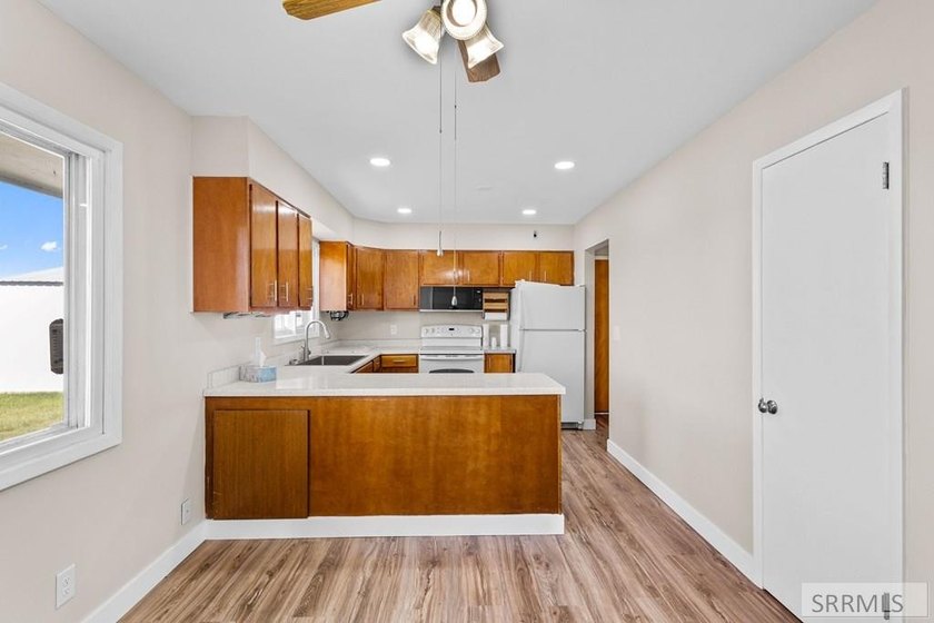 Welcome to peaceful country living! This charming 3 bedroom, 2 - photo 9