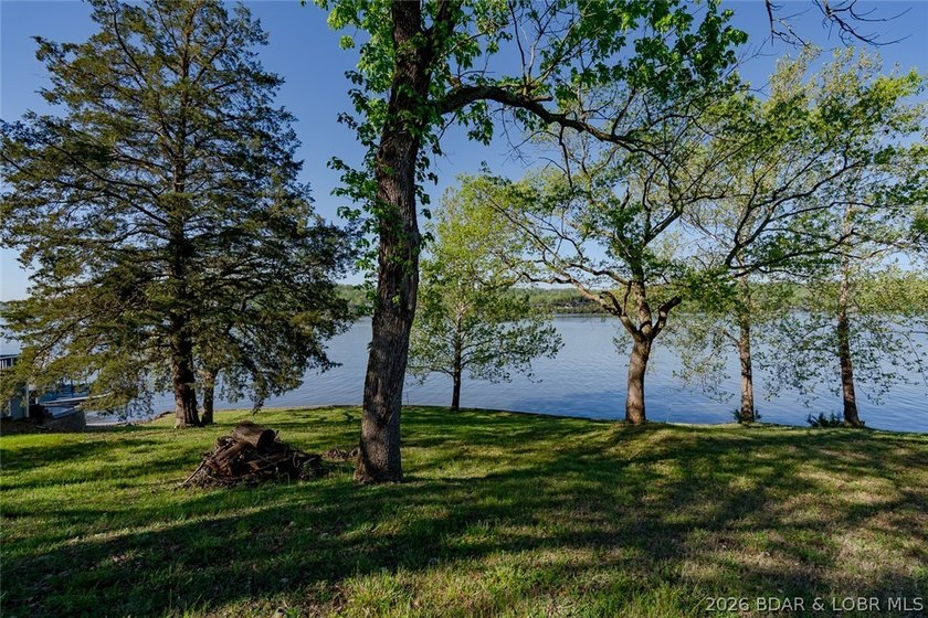 Extremely rare opportunity to acquire a lakefront point property - photo 10