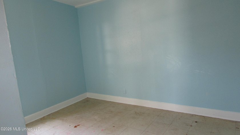 Affordable 4bdrm, 1bth brick home. No flood zone. Needs TLC - photo 11