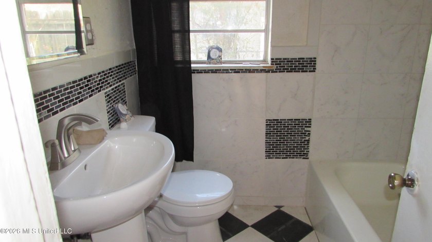 Affordable 4bdrm, 1bth brick home. No flood zone. Needs TLC - photo 12