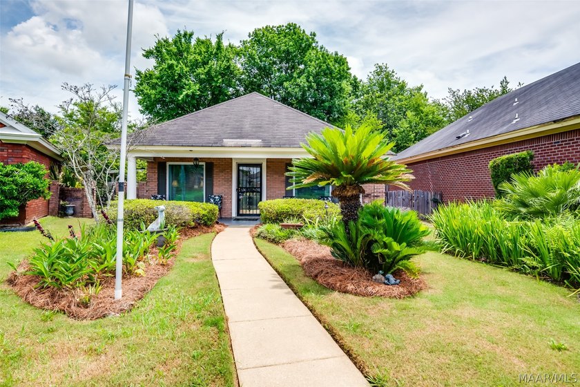 Beautifully maintained 2-bedroom, 2-bath brick garden home - photo 3