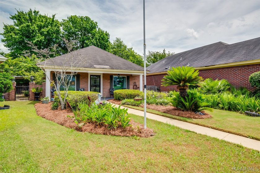 Beautifully maintained 2-bedroom, 2-bath brick garden home - photo 4