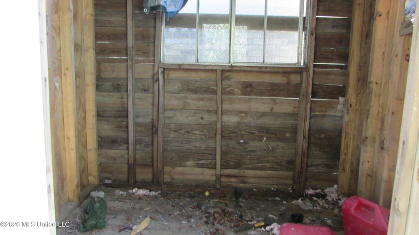 Affordable 4bdrm, 1bth brick home. No flood zone. Needs TLC - photo 19