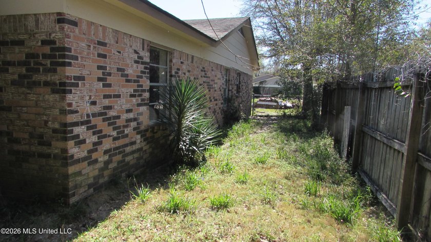 Affordable 4bdrm, 1bth brick home. No flood zone. Needs TLC - photo 20