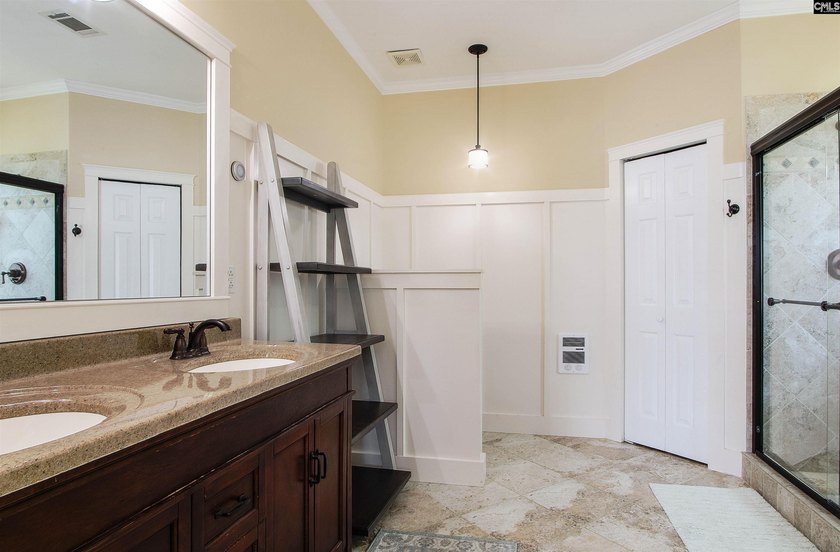 Beautiful spacious all brick home, with open floor plan, located - photo 12