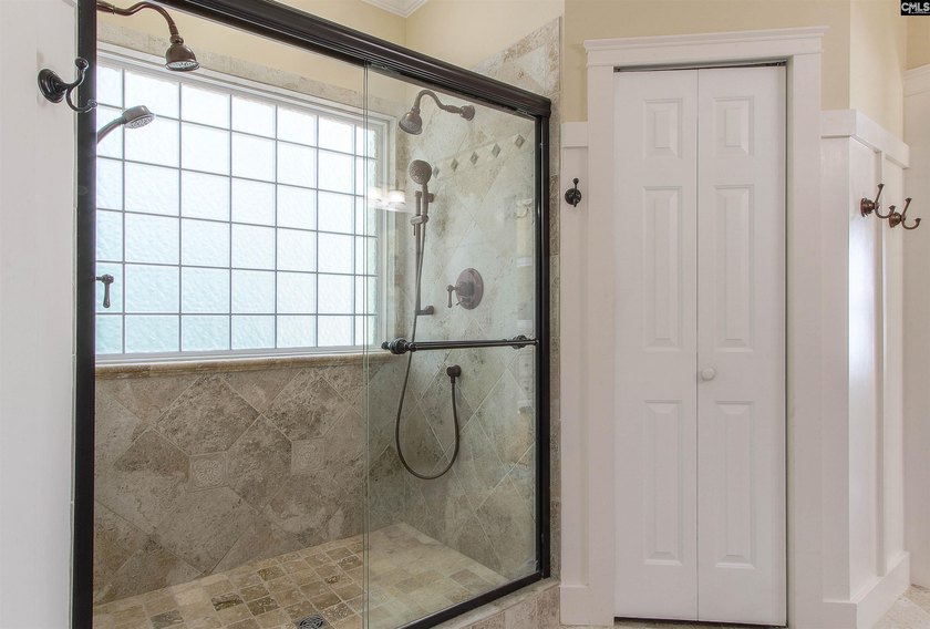 Beautiful spacious all brick home, with open floor plan, located - photo 13