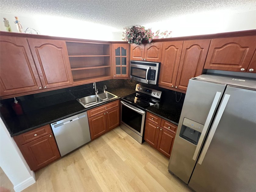 Top floor, corner unit.. Enclosed balcony with brand new Impact - photo 11
