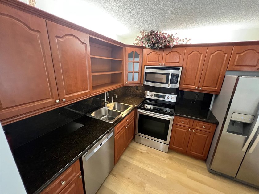 Top floor, corner unit.. Enclosed balcony with brand new Impact - photo 12