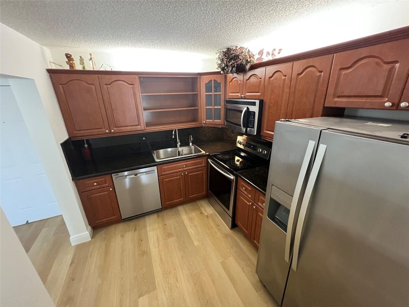 Top floor, corner unit.. Enclosed balcony with brand new Impact - photo 14