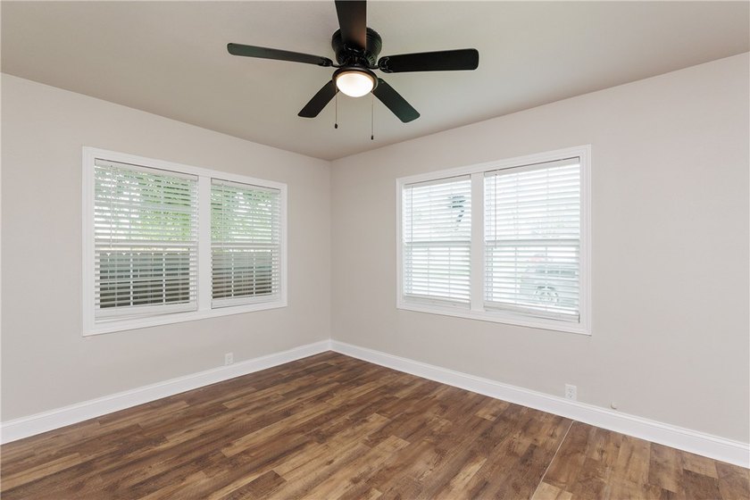 MUST SEE!!!! This charming 3-bedroom, 1-bath home offers comfort - photo 15