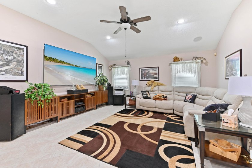 Welcome to this beautifully maintained pool &amp; lakefront home - photo 15