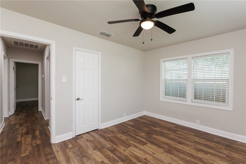 MUST SEE!!!! This charming 3-bedroom, 1-bath home offers comfort - photo 16