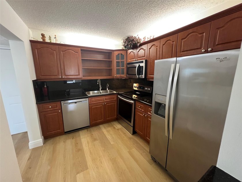 Top floor, corner unit.. Enclosed balcony with brand new Impact - photo 16
