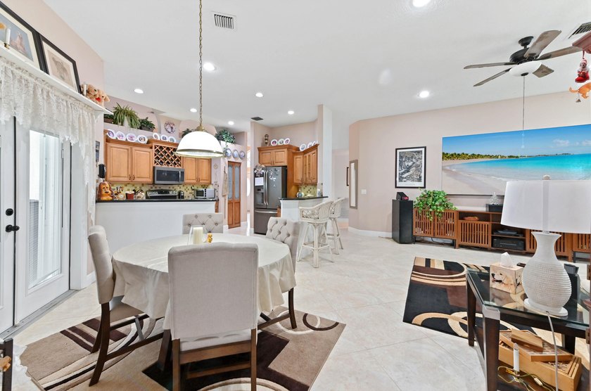 Welcome to this beautifully maintained pool &amp; lakefront home - photo 18