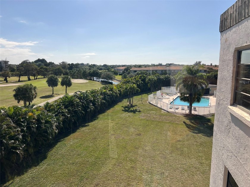 Top floor, corner unit.. Enclosed balcony with brand new Impact - photo 18