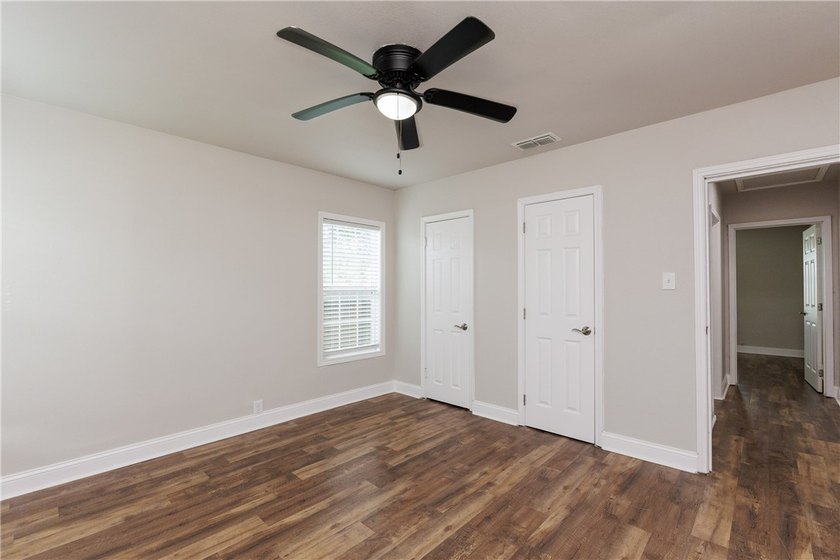 MUST SEE!!!! This charming 3-bedroom, 1-bath home offers comfort - photo 19