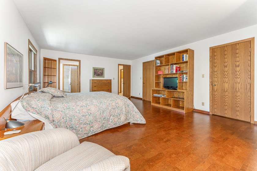 Tucked in along the quiet shores of Silver Lake in Eagle River - photo 20