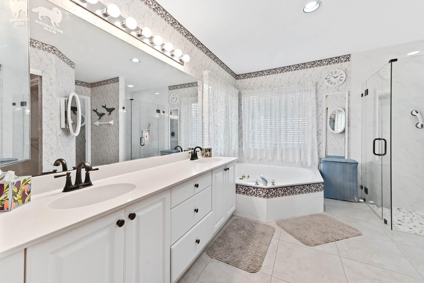 Welcome to this beautifully maintained pool &amp; lakefront home - photo 21