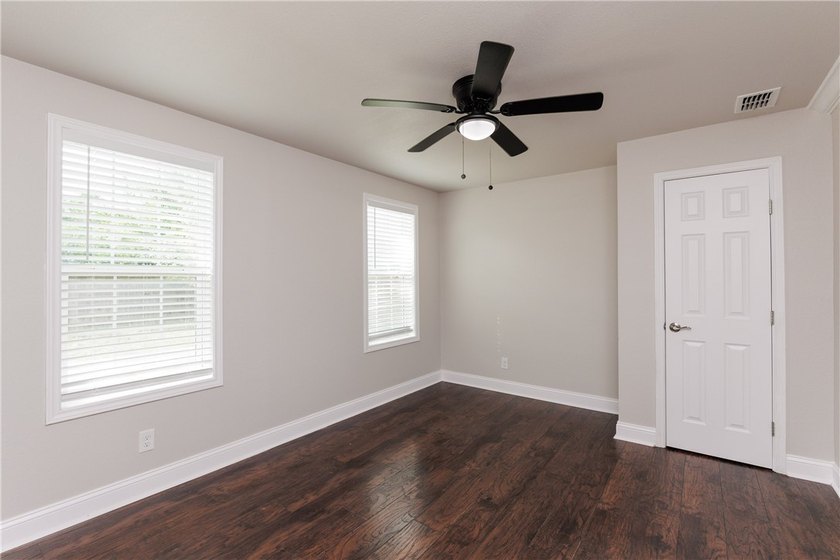 MUST SEE!!!! This charming 3-bedroom, 1-bath home offers comfort - photo 22