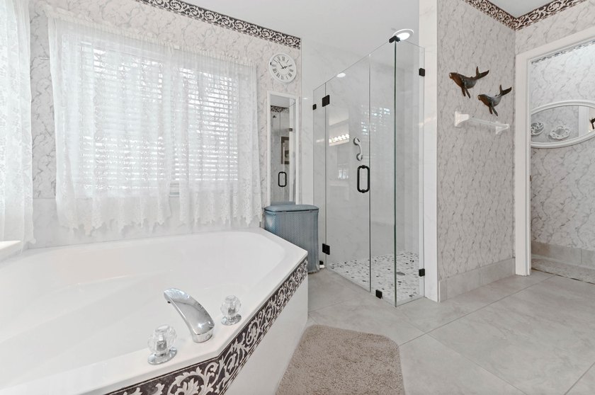 Welcome to this beautifully maintained pool &amp; lakefront home - photo 22