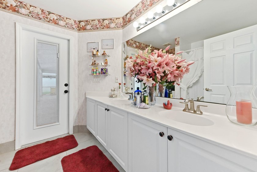 Welcome to this beautifully maintained pool &amp; lakefront home - photo 26