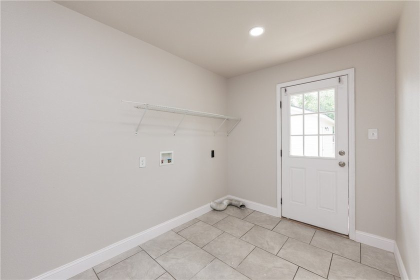 MUST SEE!!!! This charming 3-bedroom, 1-bath home offers comfort - photo 28