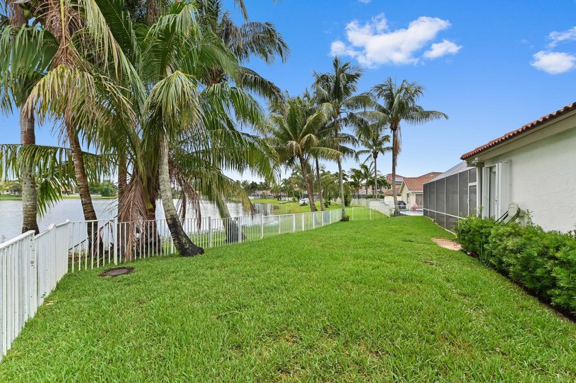 Welcome to this beautifully maintained pool &amp; lakefront home - photo 31