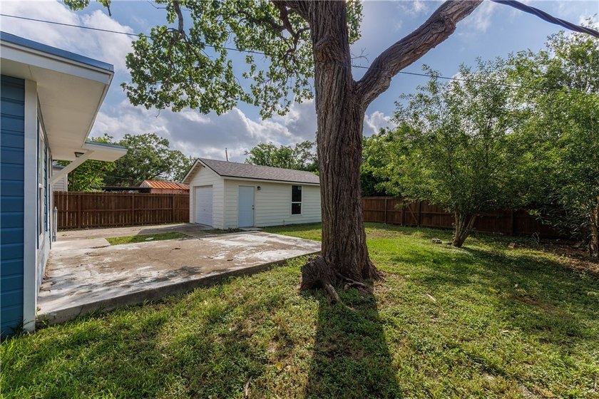 MUST SEE!!!! This charming 3-bedroom, 1-bath home offers comfort - photo 34