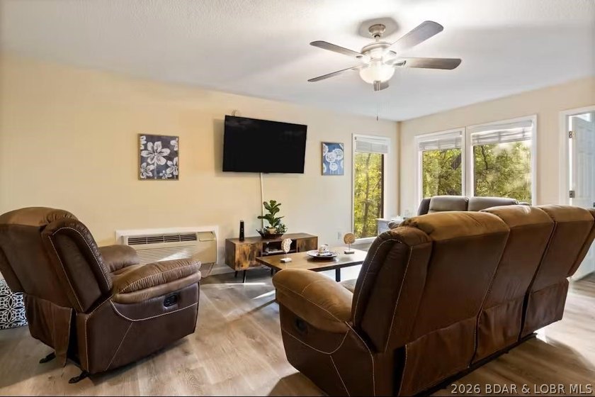 Welcome home to this beautiful 3 bedroom, 3 bathroom retreat on - photo 4