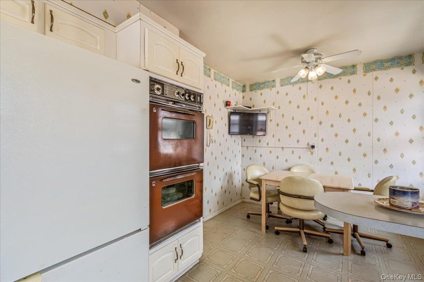Welcome to this spacious and sun-filled 3-bedroom, 2.5-bathroom - photo 6