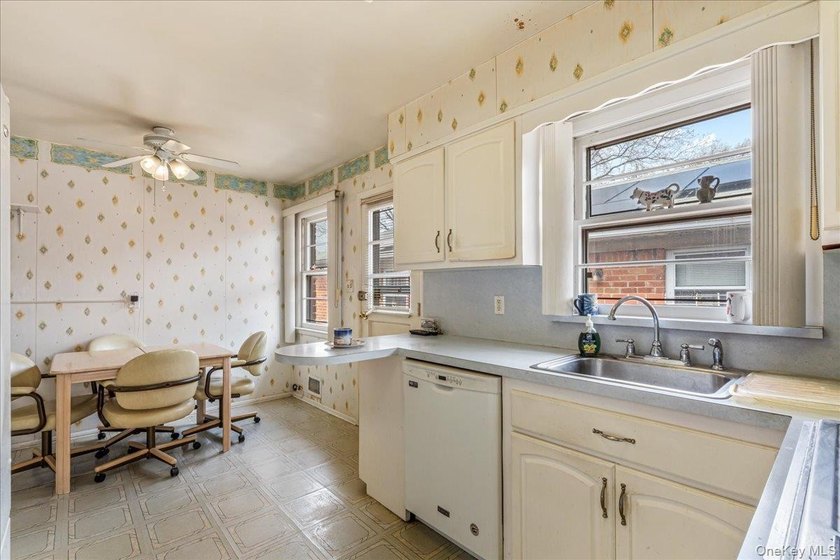 Welcome to this spacious and sun-filled 3-bedroom, 2.5-bathroom - photo 7