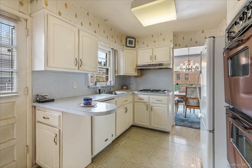 Welcome to this spacious and sun-filled 3-bedroom, 2.5-bathroom - photo 8