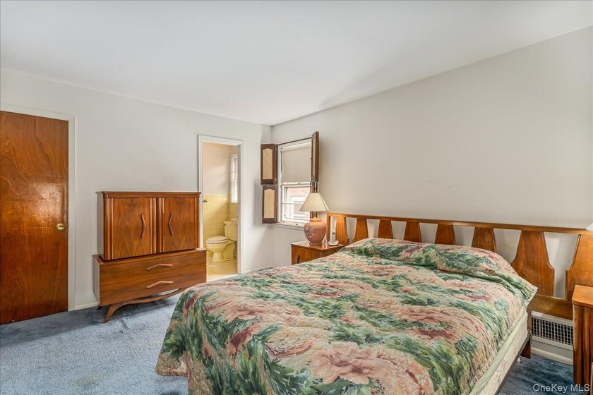 Welcome to this spacious and sun-filled 3-bedroom, 2.5-bathroom - photo 10