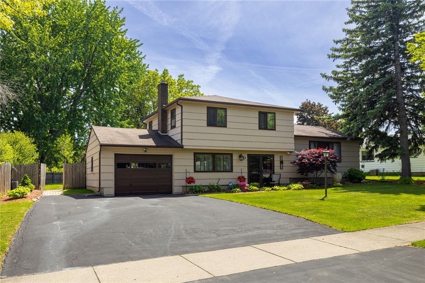 Beautifully maintained 3-bedroom, 1.5-bath split-level home - photo 2