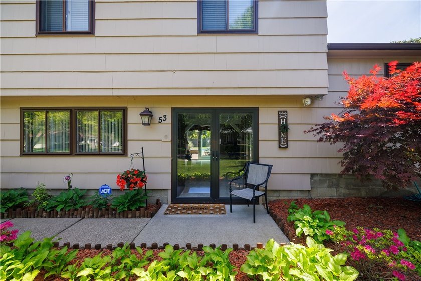 Beautifully maintained 3-bedroom, 1.5-bath split-level home - photo 3